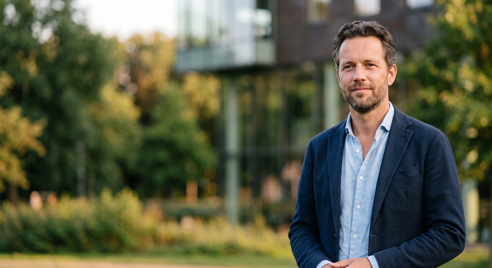 Man van rond de veertig, buiten in het middaglicht