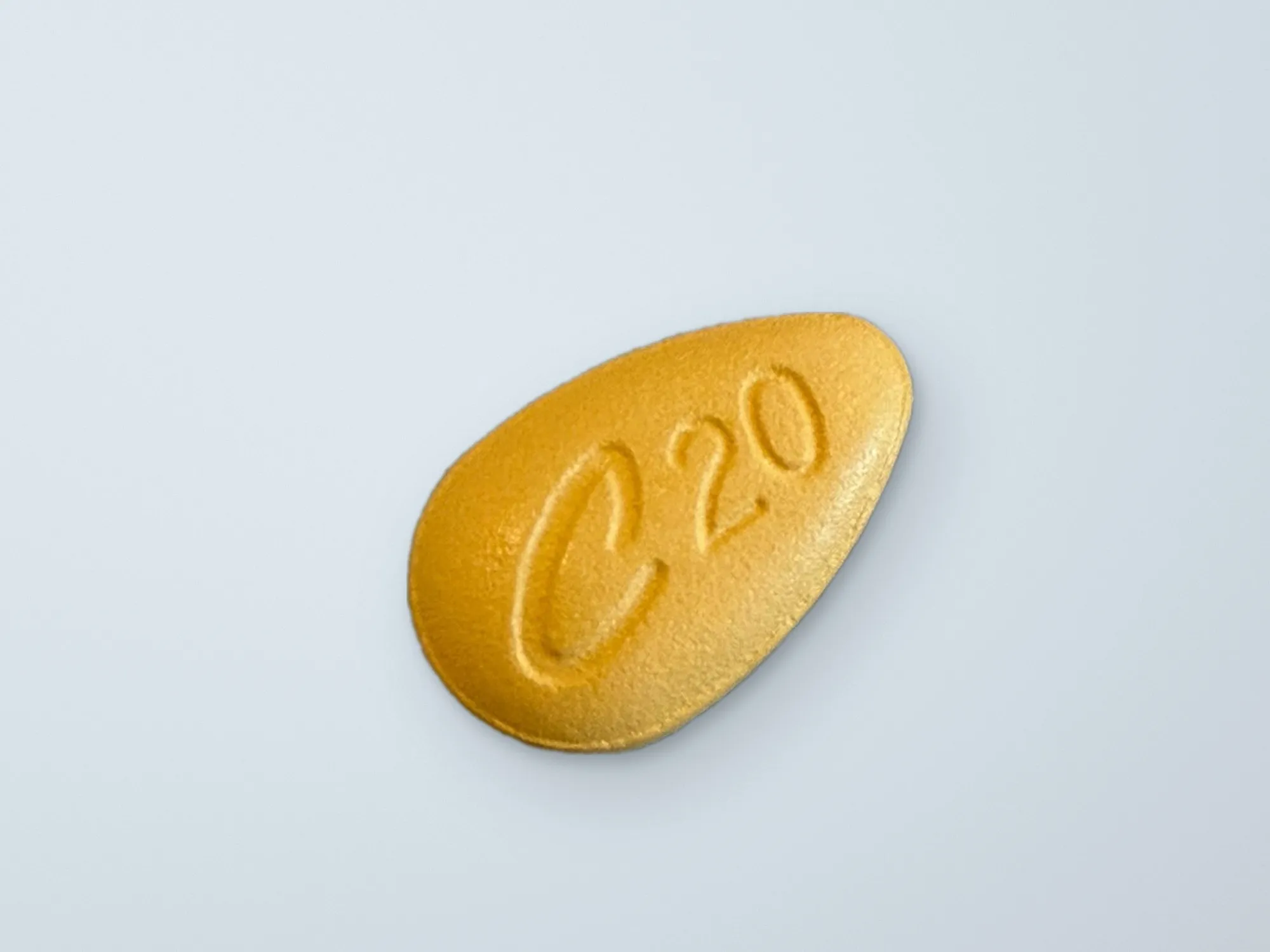 Een gele tablet op een lichte, blauwgrijze ondergrond